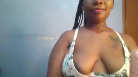 Snapshot of sexie_curvie chatting on 10-10-25, 06:12 Maggie online show from 10-10-25, 06:12