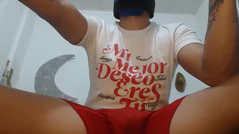 Snapshot of sextshotlati chatting on 02-21-25, 08:40 thiago online show from 02-21-25, 08:40