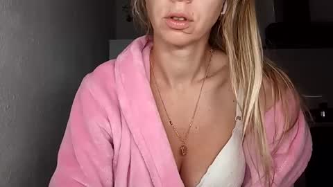 Snapshot of sexualangel chatting on 04-27-26, 03:15 Verona online show from 04-27-26, 03:15