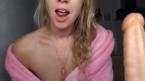 Snapshot of sexualangel chatting on 05-23-26, 03:12 Verona online show from 05-23-26, 03:12