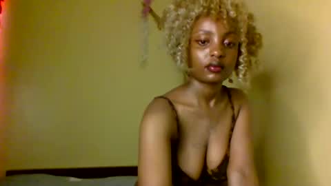 Snapshot of sexxy_daisyy chatting on 12-01-25, 03:00 sexxy_daisyy online show from 12-01-25, 03:00