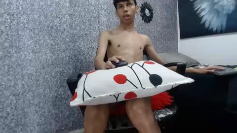 Snapshot of sexy_boysx18 chatting on 10-21-25, 04:35 Sicaru online show from 10-21-25, 04:35