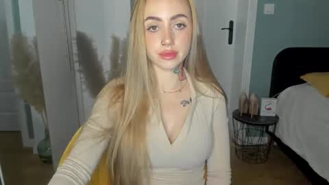 C o r a l i e online show from 05-14-26, 06:42