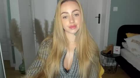C o r a l i e online show from 06-10-26, 01:43