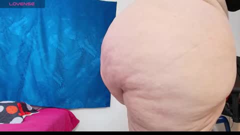 Snapshot of sexy_curvi chatting on 12-15-25, 04:11 karla instagram online show from 12-15-25, 04:11