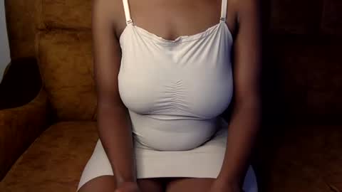 Snapshot of sexy_ellahh chatting on 07-21-26, 12:29 Ellahh online show from 07-21-26, 12:29