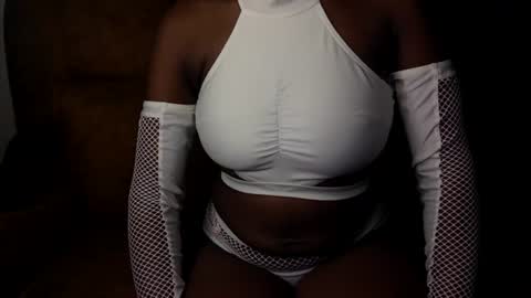 Snapshot of sexy_ellahh chatting on 07-23-26, 01:58 Ellahh online show from 07-23-26, 01:58