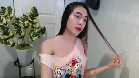 Snapshot of sexy_emily92 chatting on 09-21-25, 01:35 sexy_emily92 online show from 09-21-25, 01:35