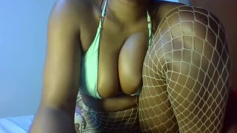 Snapshot of sexy_natallie chatting on 12-22-24, 12:27 natallie online show from 12-22-24, 12:27