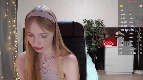 Snapshot of sexy_red_foxx chatting on 12-04-24, 08:45 Annie - Your Dream Girl online show from 12-04-24, 08:45