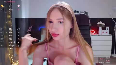 Snapshot of sexy_red_foxx chatting on 03-06-25, 07:47 Annie - Your Dream Girl online show from 03-06-25, 07:47