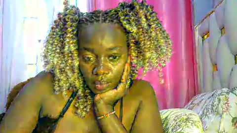 Snapshot of sexy_siera chatting on 10-28-25, 11:36 laura online show from 10-28-25, 11:36