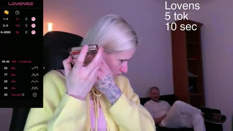 Snapshot of sexy_sweets chatting on 09-27-25, 03:39 Sexy-Sweets online show from 09-27-25, 03:39