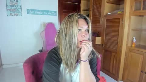 Snapshot of sexy_valeshca chatting on 12-14-25, 05:40 sexy_valeshca online show from 12-14-25, 05:40