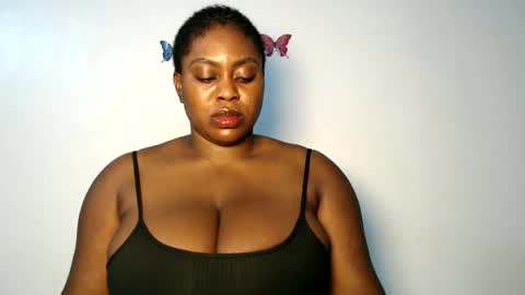 Snapshot of sexy_wetpussyy chatting on 11-19-25, 10:32 Luna online show from 11-19-25, 10:32