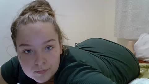 Snapshot of sexyayo666 chatting on 09-24-25, 06:44 ALAYA online show from 09-24-25, 06:44