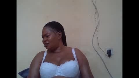 Snapshot of sexydove2 chatting on 11-19-25, 07:19 EMILY online show from 11-19-25, 07:19