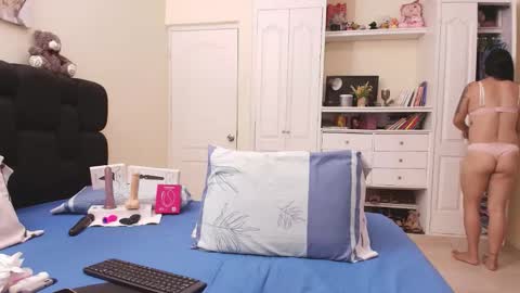 Snapshot of sexyeva_25 chatting on 09-12-25, 04:45 Eva online show from 09-12-25, 04:45