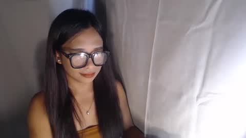 Snapshot of sexyguinevere chatting on 12-22-25, 04:09 Guine3 online show from 12-22-25, 04:09