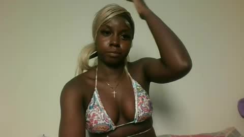 Snapshot of sexykitten200 chatting on 06-17-26, 08:32 SexyKitty online show from 06-17-26, 08:32