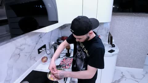 Snapshot of sexykolya chatting on 01-21-25, 04:43 Kolya online show from 01-21-25, 04:43