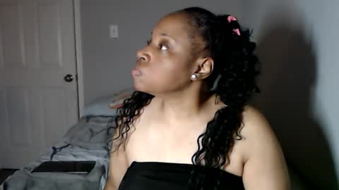 Snapshot of sexymona1218 chatting on 10-24-25, 03:47 SexyMona online show from 10-24-25, 03:47