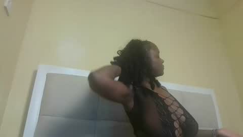 Snapshot of sexynina25 chatting on 09-19-25, 06:37 nina online show from 09-19-25, 06:37