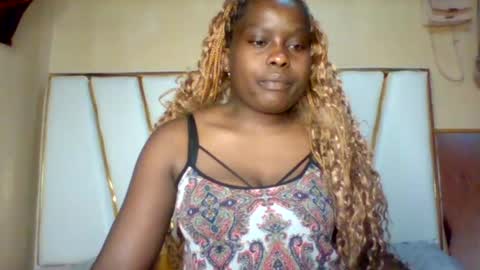 Snapshot of sexypussy983 chatting on 06-18-26, 05:19 Micky online show from 06-18-26, 05:19