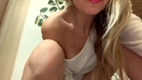 Snapshot of sexysexydream chatting on 01-02-25, 06:45 Anya online show from 01-02-25, 06:45