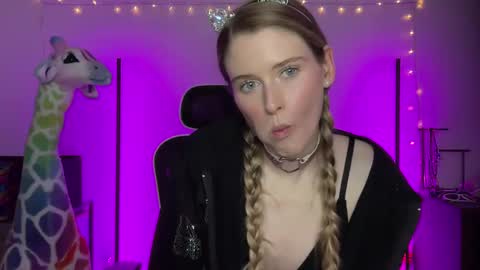 Snapshot of shadebabe chatting on 12-14-24, 08:23 shadebabe online show from 12-14-24, 08:23