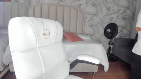 Snapshot of shantal_thompson21 chatting on 11-17-25, 03:45 Shantal online show from 11-17-25, 03:45