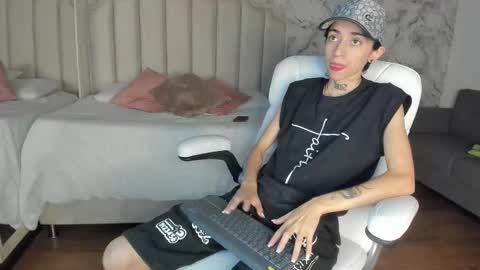 Snapshot of shantal_thompson21 chatting on 11-23-25, 04:23 Shantal online show from 11-23-25, 04:23