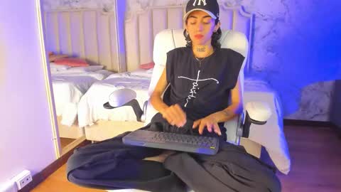 Snapshot of shantal_thompson21 chatting on 11-28-25, 03:53 Shantal online show from 11-28-25, 03:53