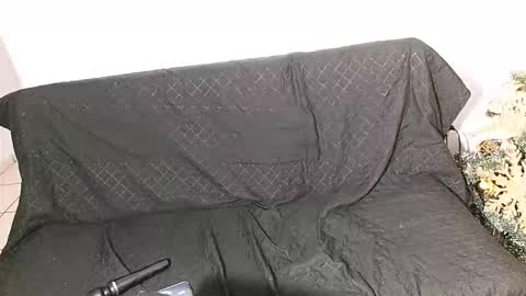 Snapshot of shantalxxx67 chatting on 12-15-25, 04:06 shantal online show from 12-15-25, 04:06