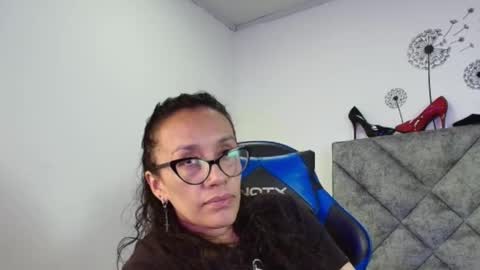 Snapshot of shantey_laurent chatting on 02-26-26, 01:21 shantey online show from 02-26-26, 01:21