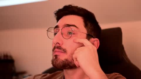 Snapshot of shape80 chatting on 12-10-24, 07:58 frenchy boy online show from 12-10-24, 07:58