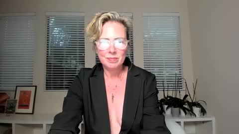 Sharkgirl online show from 12-24-24, 11:33