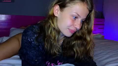 Snapshot of sharleenproject chatting on 11-20-25, 04:18 Sharleen online show from 11-20-25, 04:18