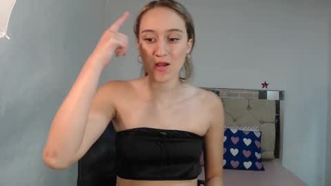 Snapshot of sharlotte__jones chatting on 02-28-25, 01:36 Sara online show from 02-28-25, 01:36