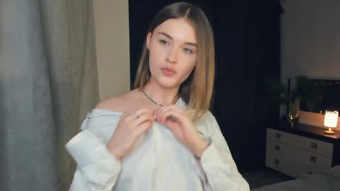 Snapshot of sheenaeast chatting on 12-23-24, 01:03 Violet online show from 12-23-24, 01:03