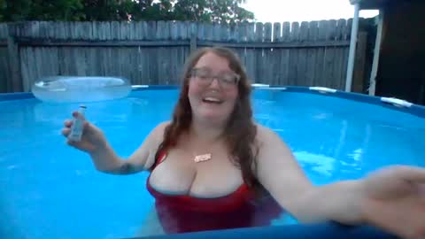 Snapshot of shelbyannn chatting on 07-11-26, 12:24 Red online show from 07-11-26, 12:24