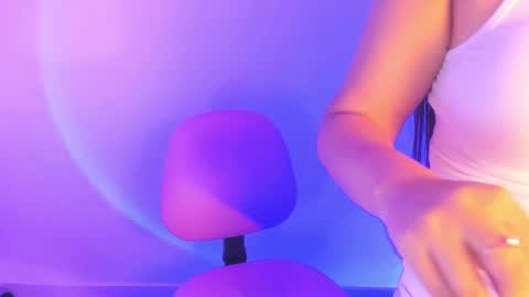 Snapshot of shelly_rohades chatting on 10-15-25, 02:11 online show from 10-15-25, 02:11