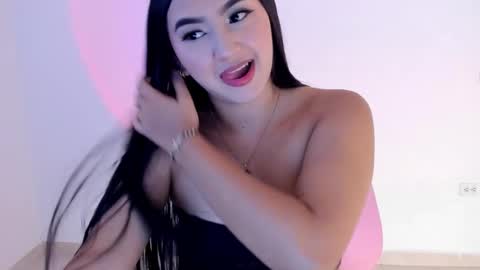 Snapshot of shelly_rohades chatting on 10-26-25, 01:22 online show from 10-26-25, 01:22