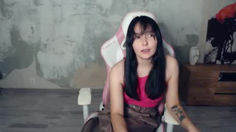 Snapshot of sherrellkitson chatting on 11-08-25, 03:45 Emma online show from 11-08-25, 03:45