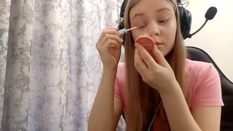 Lisa online show from 12-17-25, 06:19