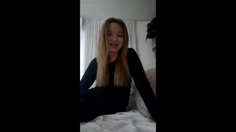 Snapshot of sherrylshaw chatting on 12-19-25, 09:33 SherrylShaw online show from 12-19-25, 09:33