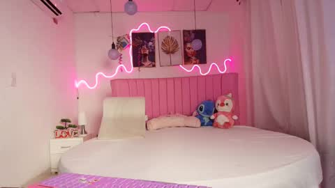 Snapshot of sheyla_vegas chatting on 10-23-25, 04:45 sheyla_vegas online show from 10-23-25, 04:45