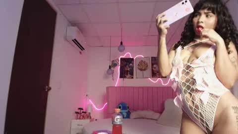 Snapshot of sheyla_vegas chatting on 10-28-25, 03:43 sheyla_vegas online show from 10-28-25, 03:43