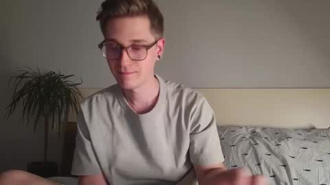 Snapshot of shirizo chatting on 12-19-25, 08:16 Matthew online show from 12-19-25, 08:16