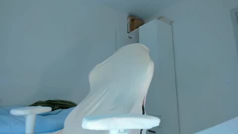 Snapshot of showmejenny chatting on 04-18-26, 04:05 jennywoody online show from 04-18-26, 04:05